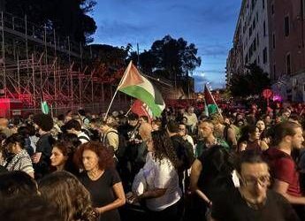 Roma, corteo per Gaza: “Blocchiamo tutto, Palestina libera”