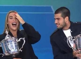 Sabalenka: “C’è Sinner”. Ma è Alcaraz… la gaffe in tv