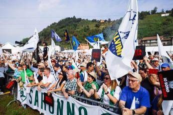 Salvini accende Pontida: “Mai i nostri figli a morire in Ucraina”. Omaggio a Bossi e citazione di Berlusconi