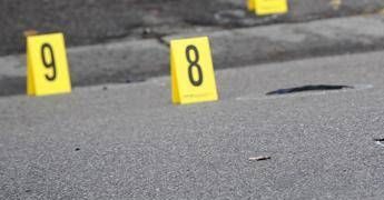 Spara tre volte contro la palazzina di fronte, poi si toglie la vita