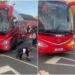 Tifoso del Crystal Palace si allaccia la scarpa e blocca… il pullman del Liverpool
