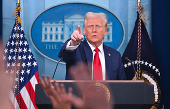 Trump, ancora dazi: “Al 100% su farmaci se non saranno prodotti in Usa”