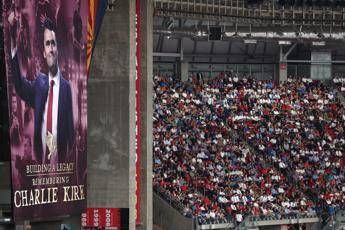 Trump e Vance arrivati ai funerali di Kirk, accolti da cori e applausi