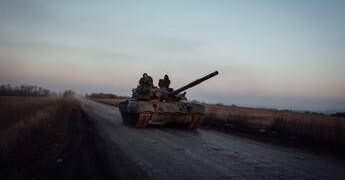 Ucraina, Ue approva blocco asset russi. Italia: “Esplorare alternative”