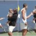 Us Open, Alcaraz stringe la mano a… baby Musetti