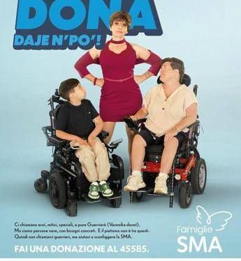 Veronika-Lucia Ocone vende ‘Guerrierò’, l’irriverente campagna di Famiglie Sma