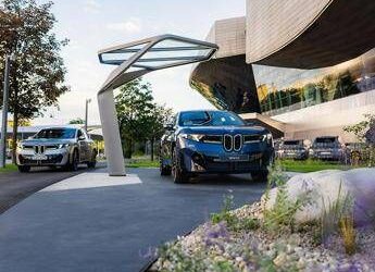 BMW iX3 50 xDrive: ricarica ultraveloce e tecnologia bidirezionale