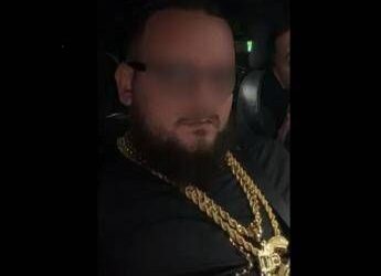Catene d’oro, ciondoli con pistola, Totò Riina: i post social del presunto killer di Palermo
