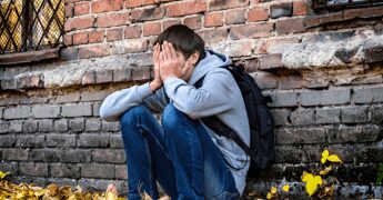 Dissociazione, il meccanismo (di difesa) che colpisce sempre più adolescenti