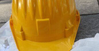 Due morti sul lavoro: nel Padovano 22enne ucciso dal cilindro che taglia le lamiere, a Bari operaio trentenne precipita da capannone industriale