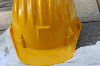 Due morti sul lavoro: nel Padovano 22enne ucciso dal cilindro che taglia le lamiere, a Bari operaio trentenne precipita da capannone industriale