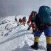 Everest, un morto e oltre 200 alpinisti ancora bloccati da bufera di neve