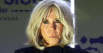 Fake news sul sesso di Brigitte Macron, 10 condannati per cyberbullismo