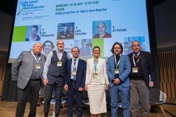 Fumo, medici su dispositivi alternativi: “Riducono danno e aiutano a smettere”