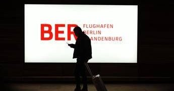 Germania, allerta droni all’aeroporto di Berlino: voli sospesi e dirottati per circa 2 ore