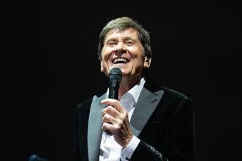 Gianni Morandi festeggia i 60 anni di ‘C’era un ragazzo’ e nel 2026 va in tour