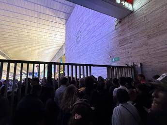 “Giù le mani dalla Flotilla”, manifestanti pro Pal bloccano stazione centrale a Napoli. A Roma Termini accessi contingentati