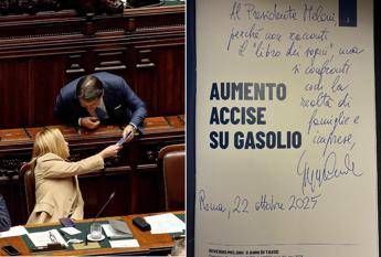 ‘Governo Meloni: 3 anni di tasse’, Conte regala libro alla premier con una dedica speciale