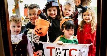 Il dentista: “No alle scorte di dolcetti, sorriso a rischio se si continua con le caramelle oltre la festa”