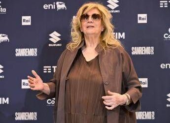 Iva Zanicchi, l’incidente dopo il concerto: saluta i fan e cade a terra