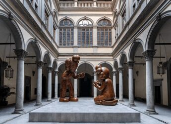 Kaws porta ‘The Message’ a Palazzo Strozzi