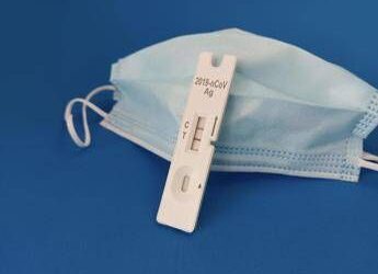 La curva del Covid si stabilizza, Pregliasco: “Possibile coda e nuova risalita”