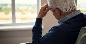La pensione non gli basta, a 74 anni torna a lavorare come fattorino