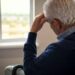 La pensione non gli basta, a 74 anni torna a lavorare come fattorino