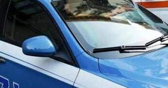 Napoli, auto Polizia Municipale incendiata davanti al comando di Saviano