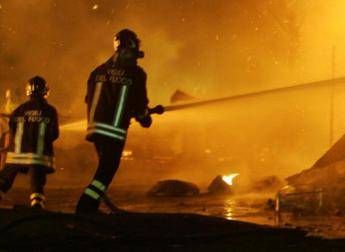 Napoli, vasto incendio a Ponticelli. Il Comune: “Tenere chiuse porte e finestre”