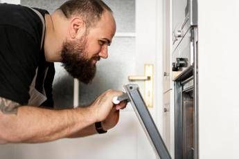 Over 50 e con voglia di cambiare, ecco l’identikit dei collaboratori domestici