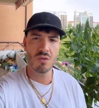 Rapper Gianni Bismark dà appuntamento in centro e ladri gli svuotano casa a Roma