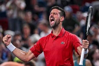 Resiste a quattro smash e vince il punto: spettacolo Djokovic a Shanghai