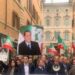Riforma della giustizia, Forza Italia festeggia in piazza con maxi foto di Berlusconi: “Vittoria storica”