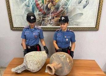 Roma, due anfore romane sequestrate da carabinieri tornano ad Anzio