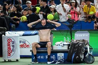 Sinner, ritiro per crampi a Shanghai: Jannik prima zoppica e poi si ferma