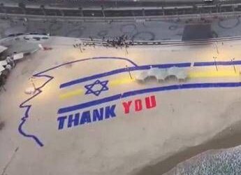 Trump arriva in Israele, un enorme ‘grazie’ sulla spiaggia: il messaggio speciale