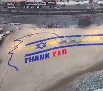 Trump arriva in Israele, un enorme ‘grazie’ sulla spiaggia: il messaggio speciale