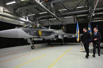 Ucraina, Zelensky: “Attesi per il prossimo anno i primi caccia svedesi Gripen”