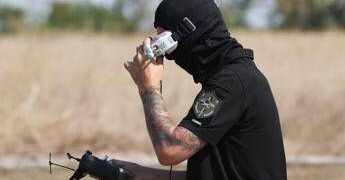 Ucraina, raid russi nella notte con droni e missili. Kiev colpisce raffineria a Krasnodar