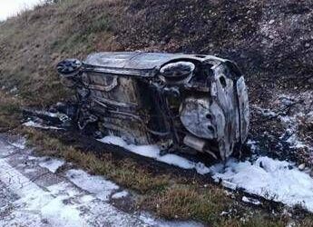 Verona, perde controllo per la velocità: auto si cappotta e prende fuoco