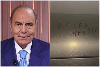 “Vespa infame”, la scritta spuntata in un ascensore della Rai. Rossi: “Intimidazioni inaccettabili”