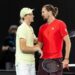 Zverev ‘segue’ Federer e attacca: “I tornei favoriscono Sinner e Alcaraz con le superfici”. La risposta di Jannik