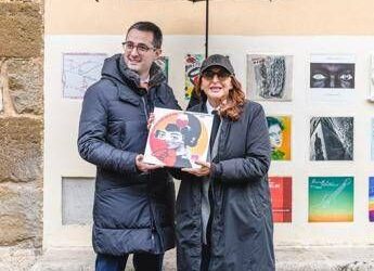 A Montalcino la mattonella-denuncia di Paola Minaccioni