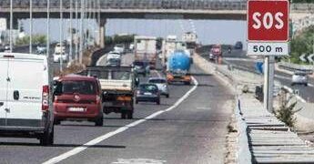 A piedi di corsa sul Grande Raccordo Anulare, uomo salvato da due poliziotti