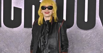 Addio a Pam Hogg, morta la stilista punk rock che vestì Lady Gaga e Kate Moss