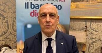 Agostiniani (Sip): “Ritardare smartphone in ragazzi protegge vista, sonno e peso”