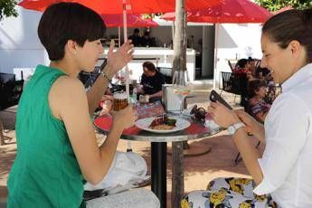 Alimentazione, italiani e lombardi si descrivono attenti a tavola, esperti ‘la realtà è diversa’