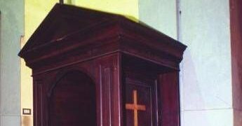 Allarme esorcisti: “Dalle feci al sesso in chiesa, non c’è più limite al sacrilegio”