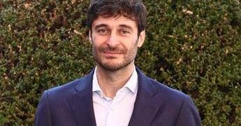 Ascolti tv, ‘Il Commissario Ricciardi’ su Rai 1 vince la prima serata